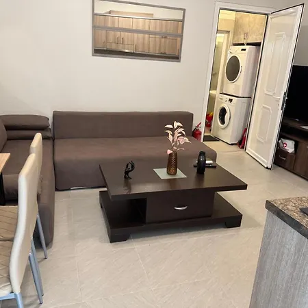 Maisonette Near *